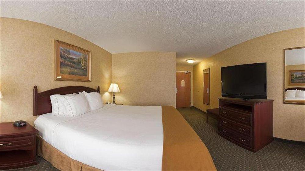 Holiday Inn Express Hotel & Suites Bismarck By Ihg Exterior foto