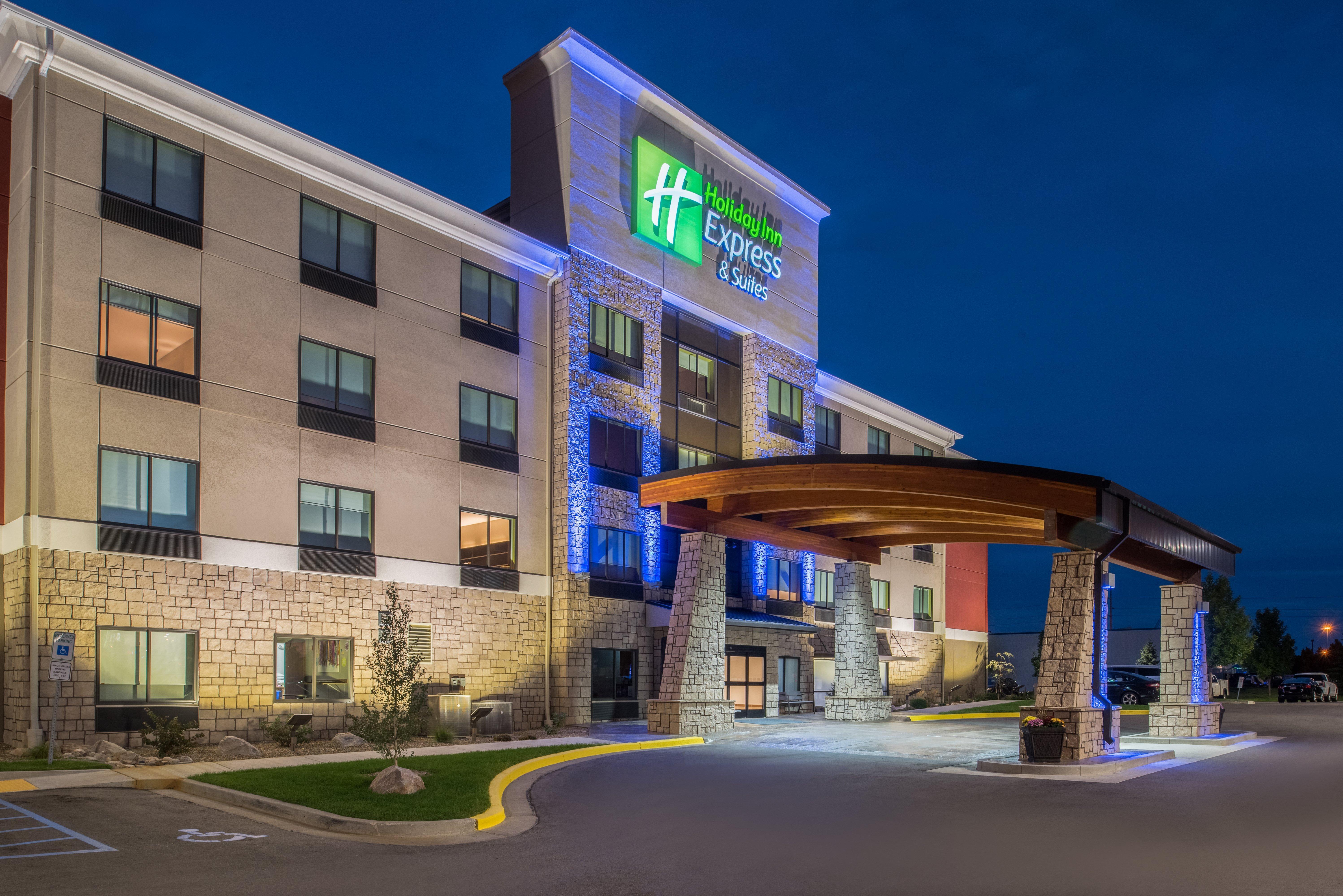 Holiday Inn Express Hotel & Suites Bismarck By Ihg Exterior foto