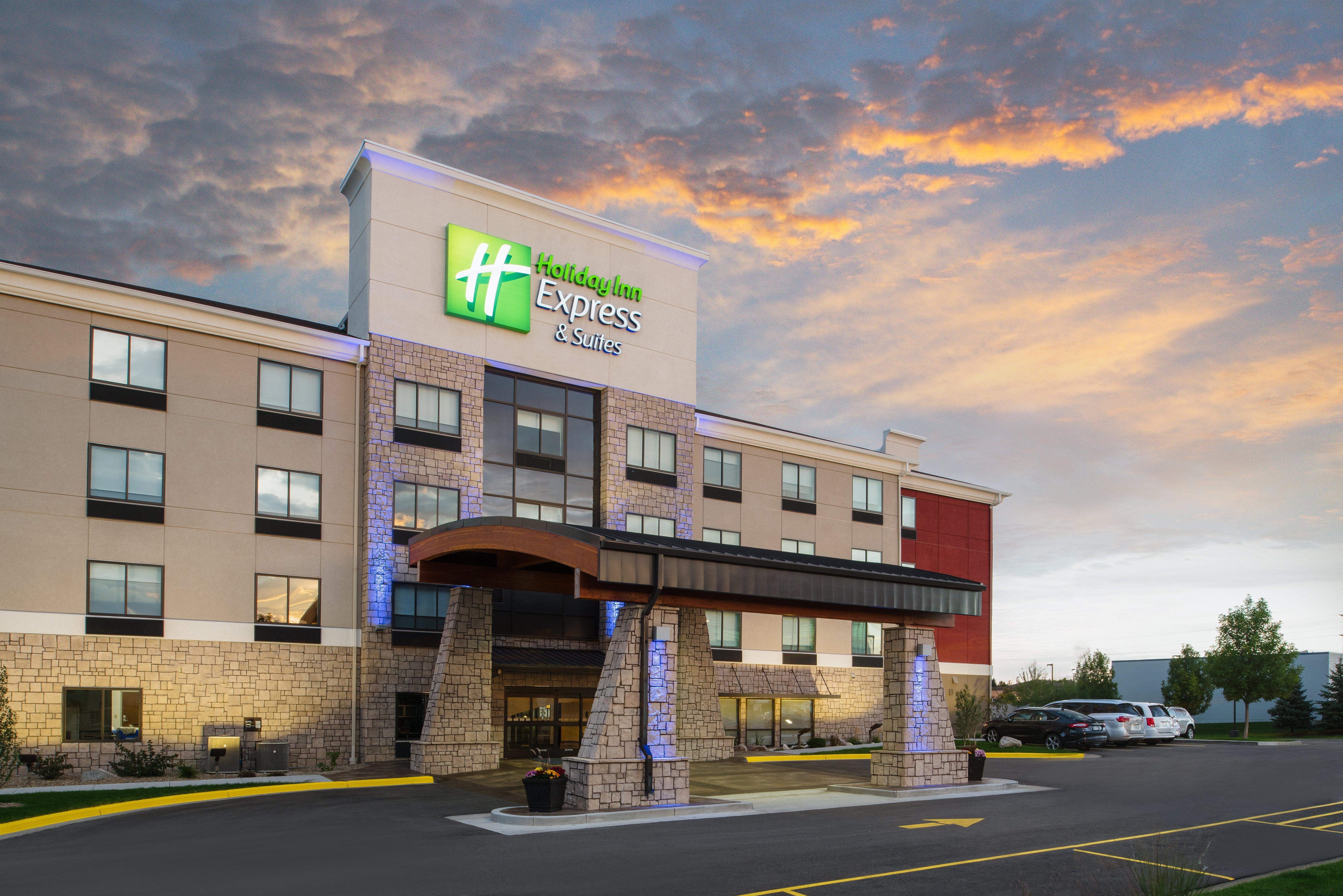Holiday Inn Express Hotel & Suites Bismarck By Ihg Exterior foto