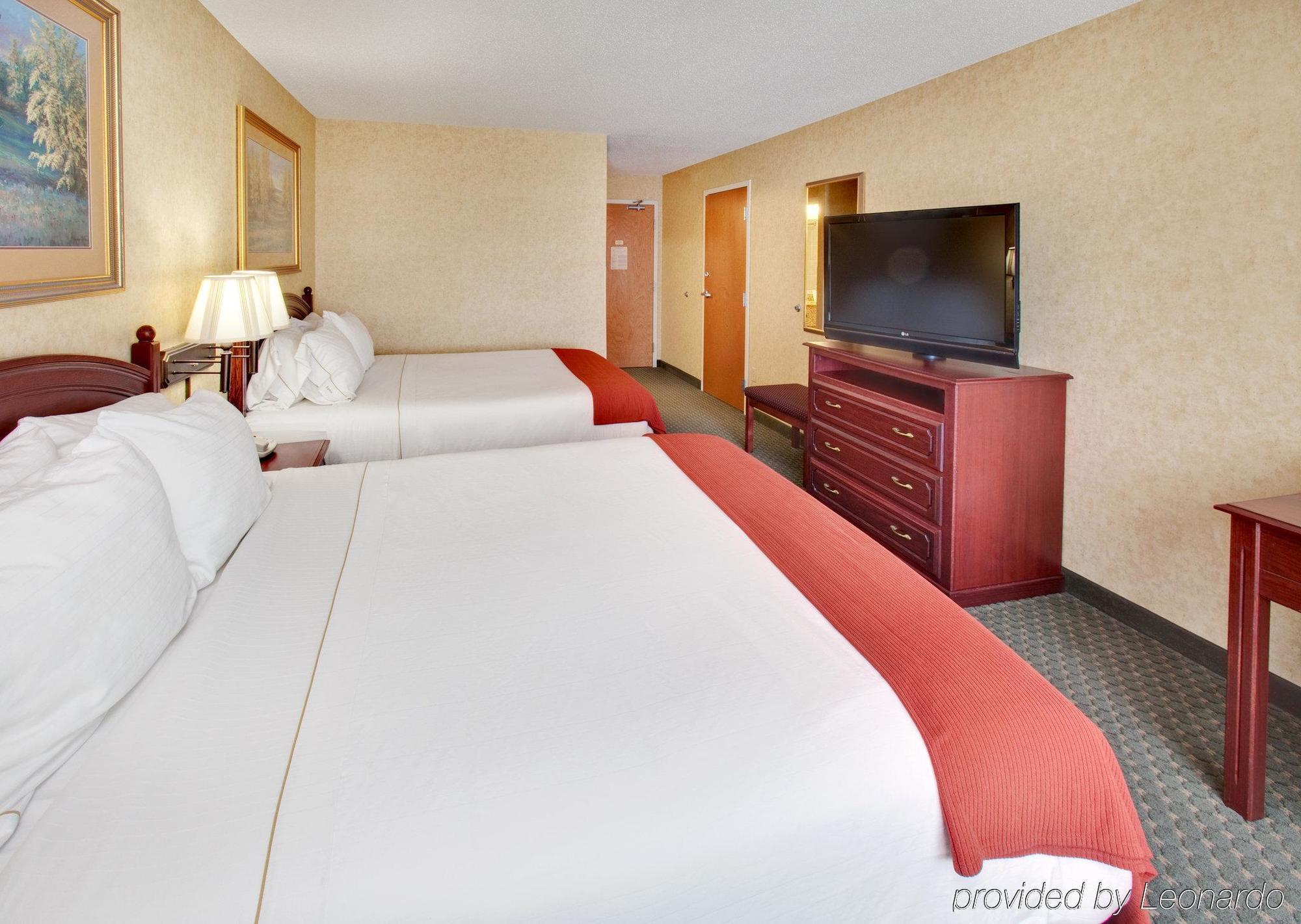 Holiday Inn Express Hotel & Suites Bismarck By Ihg Habitación foto
