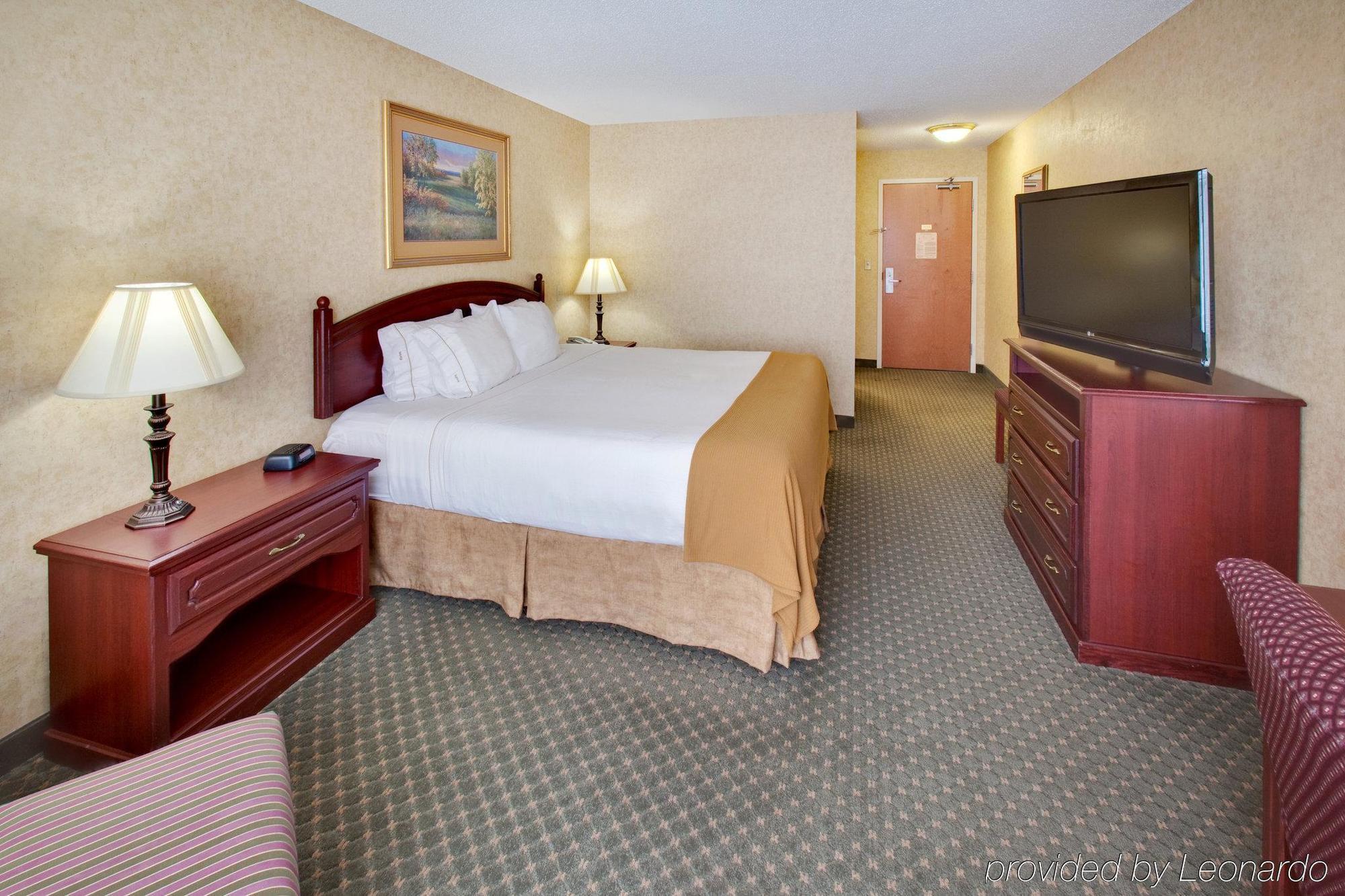 Holiday Inn Express Hotel & Suites Bismarck By Ihg Habitación foto