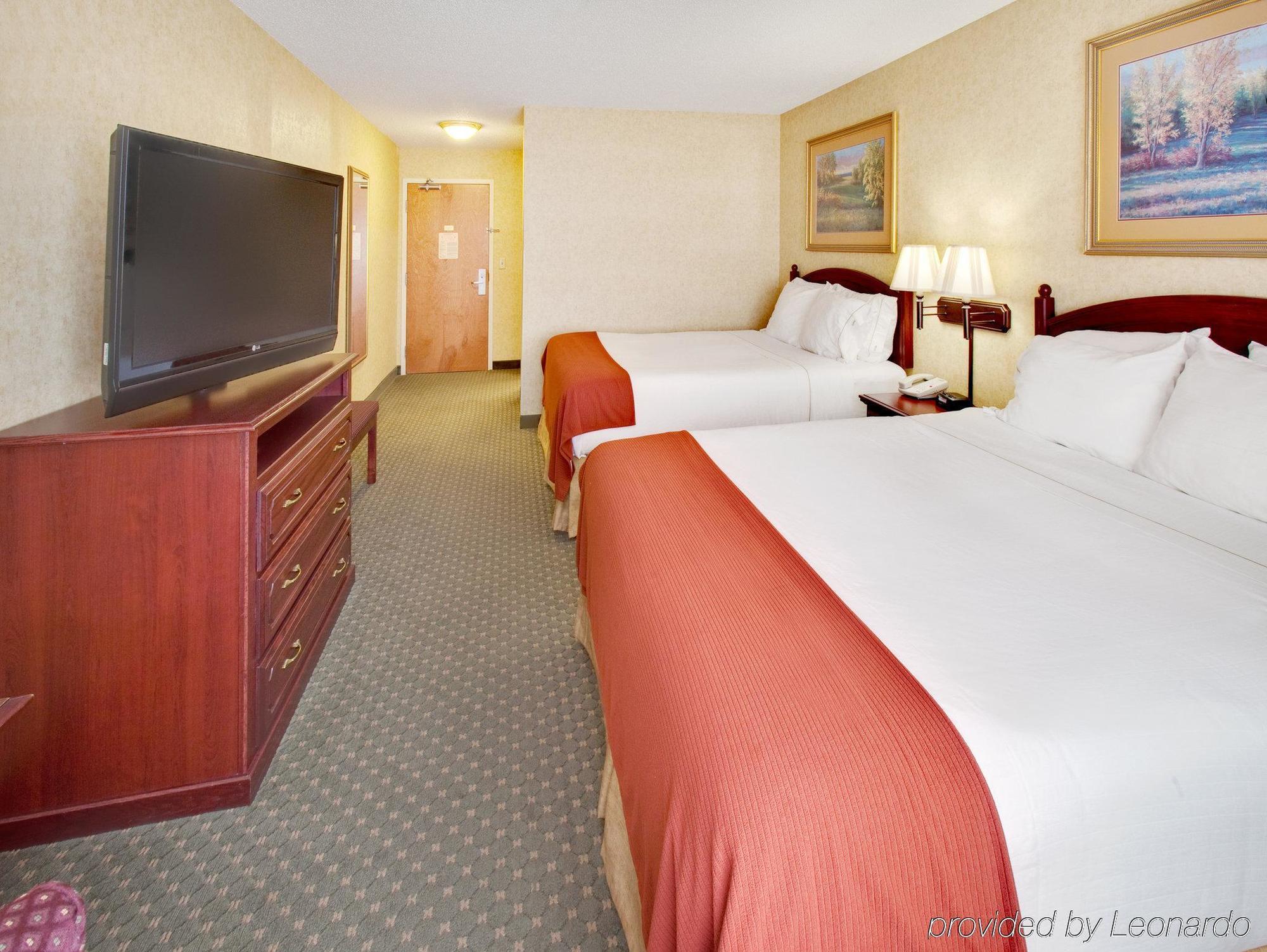 Holiday Inn Express Hotel & Suites Bismarck By Ihg Habitación foto