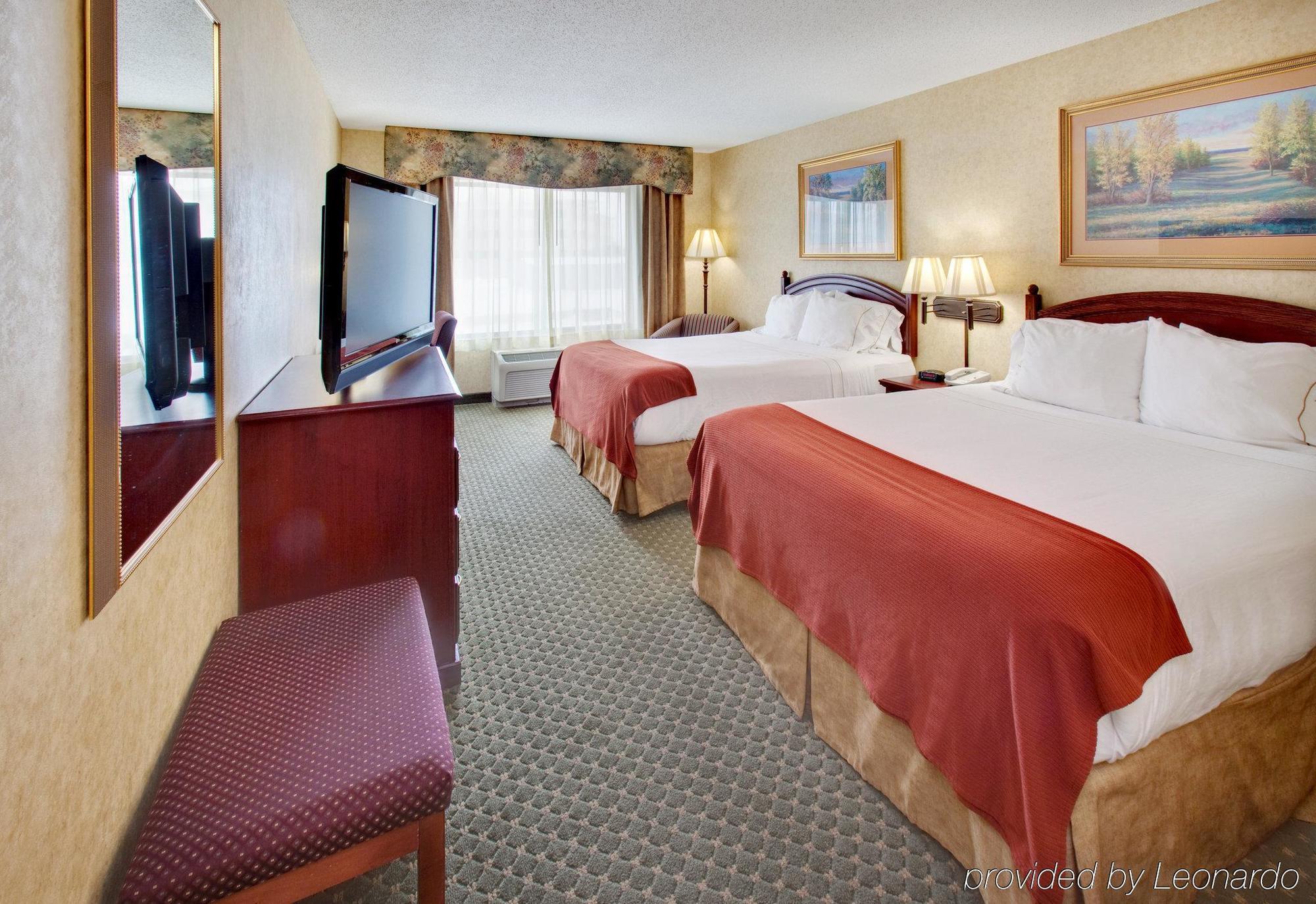 Holiday Inn Express Hotel & Suites Bismarck By Ihg Habitación foto