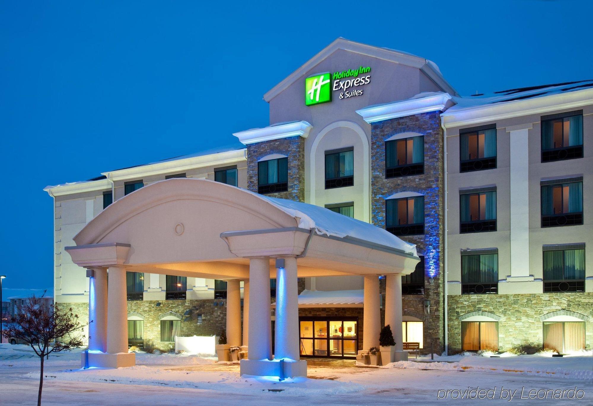 Holiday Inn Express Hotel & Suites Bismarck By Ihg Exterior foto
