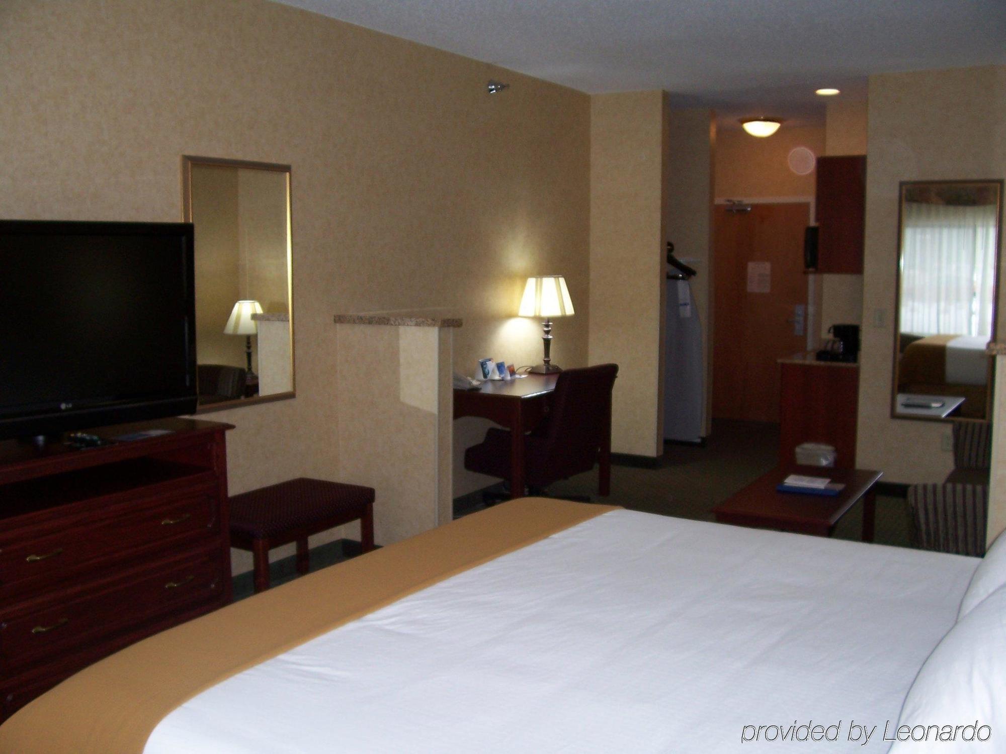 Holiday Inn Express Hotel & Suites Bismarck By Ihg Habitación foto