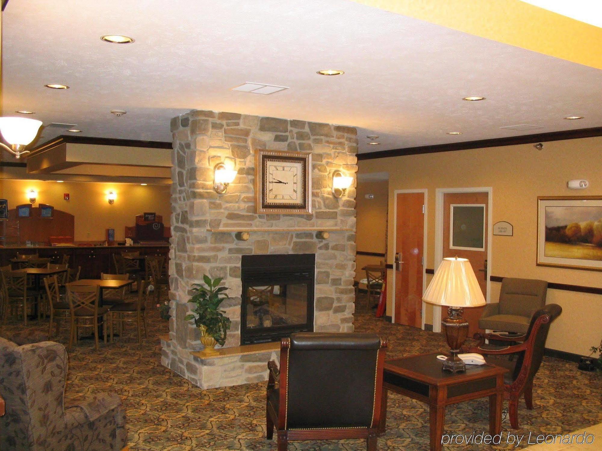 Holiday Inn Express Hotel & Suites Bismarck By Ihg Exterior foto