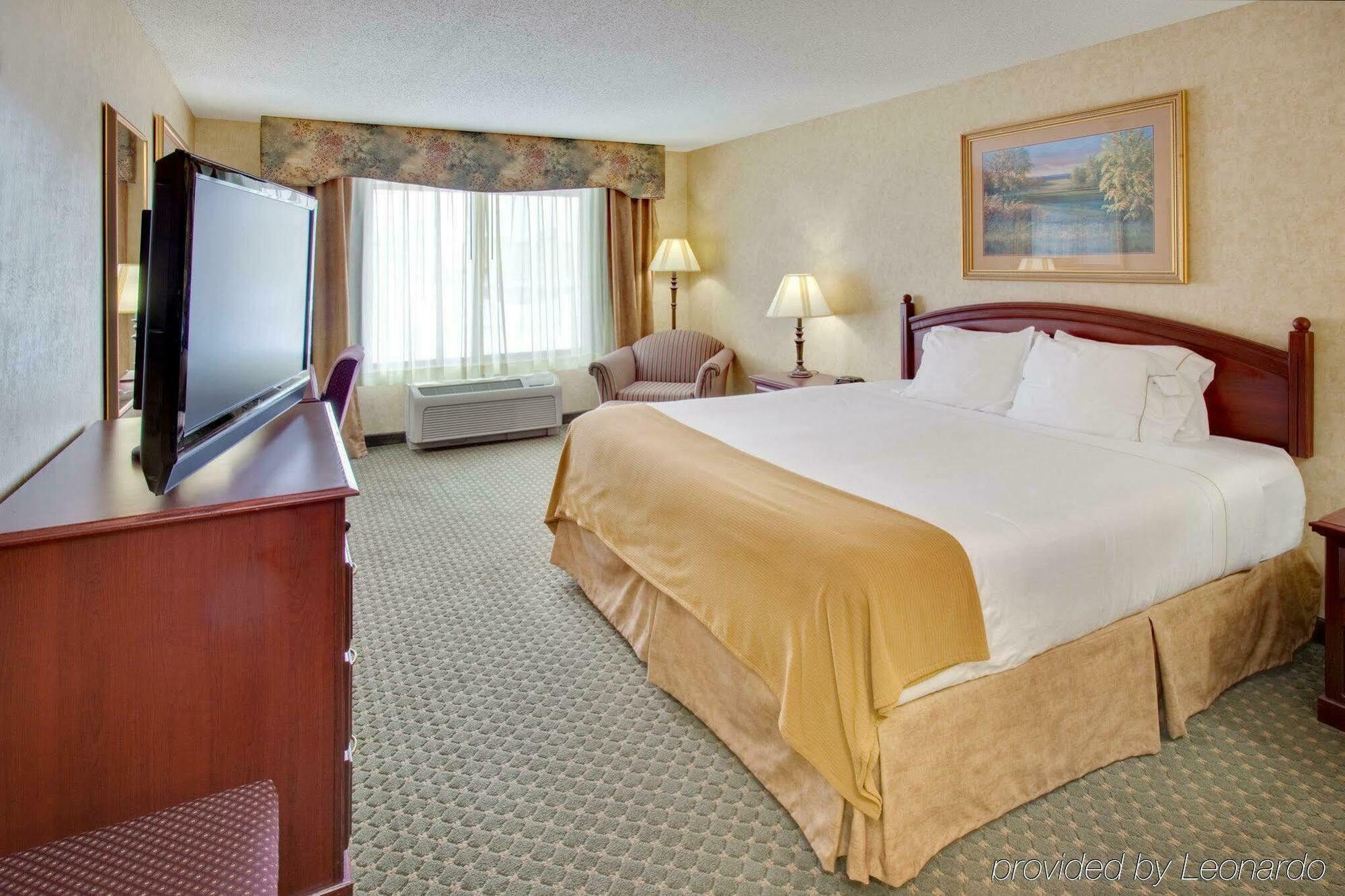 Holiday Inn Express Hotel & Suites Bismarck By Ihg Habitación foto